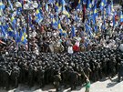 Dav lidí protestuje v ped kyjevským parlamentem kvli schválení ústavní...