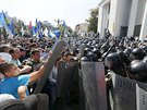 Dav lidí protestuje v ped kyjevským parlamentem kvli schválení ústavní...