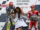 Vítz Velké ceny Británie Valentino Rossi a tetí v poadí Andrea Dovizioso...