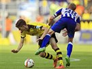 Julian Weigl z Dortmundu padá po zákroku Fabiana Lustenbergera z Herty.