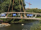 Stavbai usadili nový zvedací most pes eku Ohi.