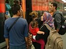 Uprchlíci nastupují v Budapeti do vlaku do Nmecka
