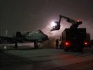 Odmrazovací tým pracuje na píprav A-10 Thunderbolt II pro misi bhem snhové...