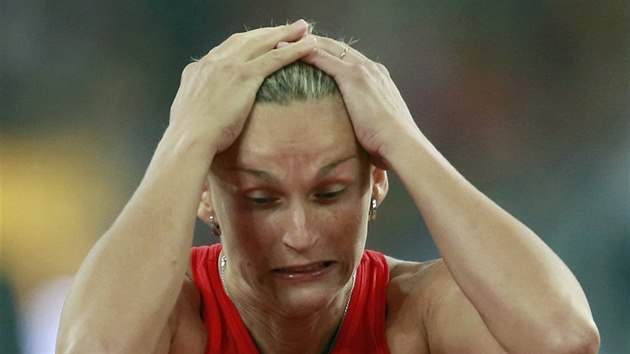 ALE NE. Barbora Špotáková se drží za hlavu. Je jí jasné, že ze světového šampionátu v Pekingu medaili mít nebude.