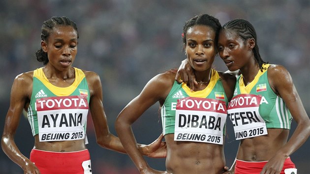 Etiopsk vytrvalkyn ovldly v Pekingu zvod na 5000 m. V rekordu MS vyhrla Almaz Ayanaov (vlevo) ped Senbere Teferiovou a Genzebe Dibabaovou.