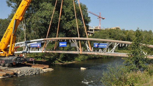 Stavbai usadili nov zvedac most pes eku Ohi.