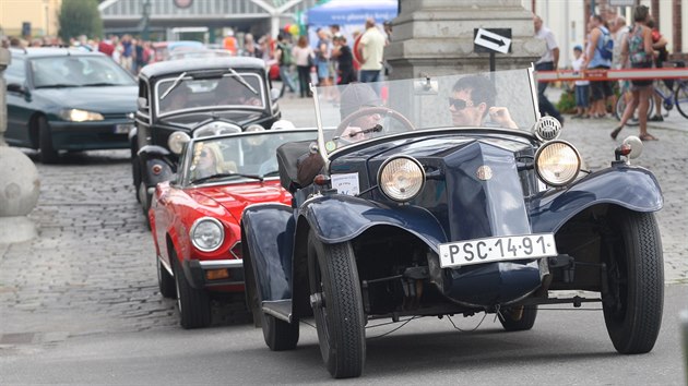 Stovka vetern v sobotu vyrazila na projku Plzn a okolm k 115. vro narozen legendrn esk automobilov zvodnice Eliky Junkov.