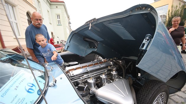 Stovka vetern v sobotu vyrazila na projku Plzn a okolm k 115. vro narozen legendrn esk automobilov zvodnice Eliky Junkov.