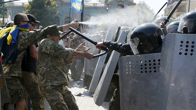 Ped parlamentem se protestuje kvli prvnmu ten stavn zmny zamen na decentralizaci sttn sprvy (31. srpna 2015)