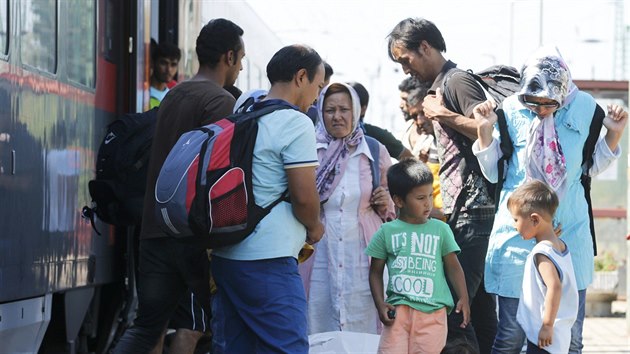 Maarsk policie v pondl vpustila na ndra v Budapeti stovky migrant, kte se poslze vydali vlakem dle do Evropy. Rakousk policie vak vlak zastavila na hranicch (31. srpna 2015)