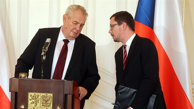 Prezident Miloš Zemana hovoří se svým tiskovým mluvčím Jiřím Ovčáčkem při mimořádné tiskové konferenci na Pražském hradě. (31. srpna 2015)