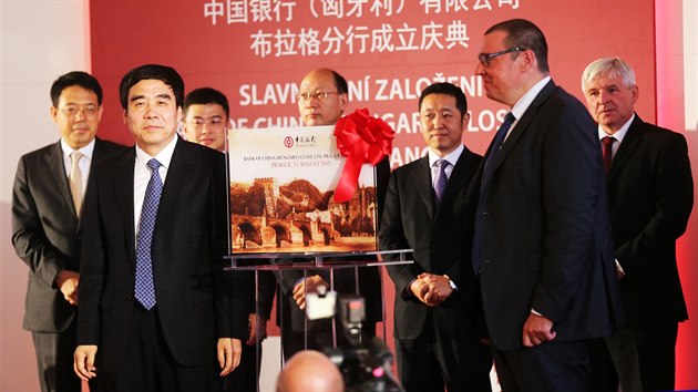Zástupci Bank of China oznámili, že ještě letos v Praze otevřou pobočku největší čínské banky. Na snímku je předseda představenstva banky Tchien Kuo-li (druhý zleva), vpravo pak guvernér ČNB Miroslav Singer a člen bankovní rady ČNB Jiří Rusnok. (31. srpna 2015)