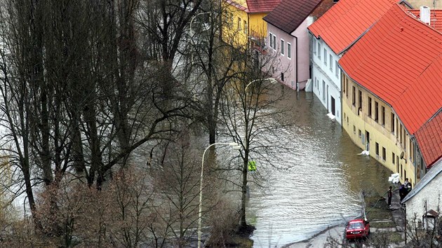 Tak vypadala Lunick ulice v Tboe, kdy se eka na konci bezna 2006 vylila z beh.