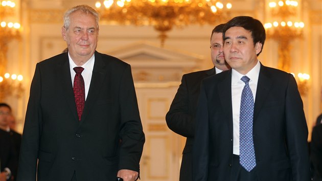 Prezident Miloš Zeman a předseda představenstva Bank of China Tian Guoli na Pražském hradě