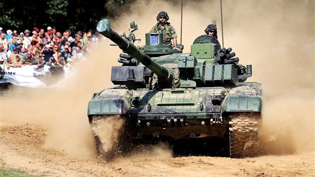 Původní tank T-72 by v boji přežil čtyři minuty a dnes pro něj nejsou války. Vyrábět se toto pásové vozidlo začalo v roce 1972 v tehdejším Sovětském svazu. O šest let později si prvních třicet kousků tanků T-72 pořídila Československá armáda. Od roku 1981 se pak tyto tanky v licenci vyráběly na Slovensku v Martině. Na snímku je moderní modifikace tanku s ochranou proti střelbě z pěchotních protitankových zbraní s kumulativní hlavicí.