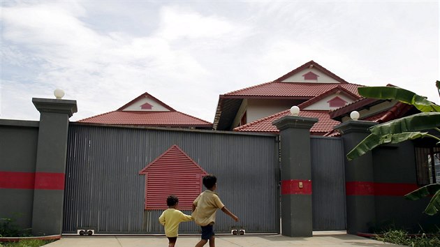 Uprchlíci přemístění do Kambodži žijí v luxusní vile.