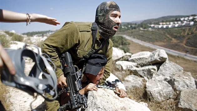 Potyka izraelskho vojka a palestinskch aktivist vyvolala mezinrodn pozornost (30. srpna 2015).