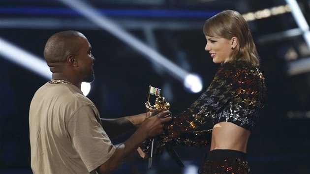 Kanye West a Taylor Swiftov na MTV Video Music Awards (Los Angeles, 30. srpna 2015)