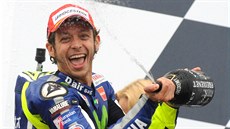 Valentino Rossi stíká ampaské po vítzství ve Velké cen Británie.