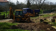 Museli jsme to vzít z gruntu a pozvat bagr, aby pozemek trochu srovnal.