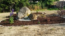 Upravené plochy se stávají nadjí pro celý pozemek, který jet eká úprava...