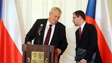 Prezident Miloš Zeman se svým mluvčím Jiřím Ovčáčkem na tiskové konferenci na...