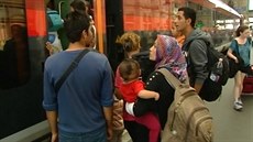 Uprchlíci nastupují v Budapeti do vlaku do Nmecka