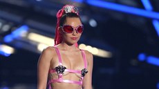 Miley Cyrusová v jednom ze svých kostým� coby moderátorka cen MTV