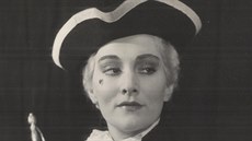 Soňa Červená jako Cherubín v inscenaci opery Figarova svatba v roce 1954