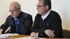 Obalovaný Milan Frydrych (vpravo) u Krajského soudu v Plzni se svým obhájcem....