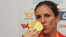 Zuzana Hejnová po příletu do Prahy líbá svou zlatou z Pekingu.