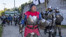 Herci zlínského divadla hranými scénkami podle dobových událostí p�ipomn�li v...