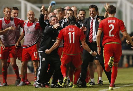 NO TO JE BOMBA! Hrái a realizaní tým Walesu slaví gól Garetha Balea v zápase...