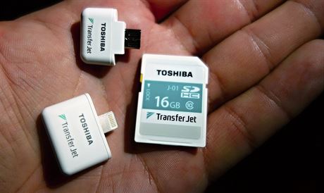 Maliké adaptéry a SD karta TransferJet pro superrychlé penosy dat mezi...