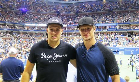 Hokejisté Vojtch Mozík (vlevo) a Pavel Zacha pinesli na US Open Pete Kvitové...