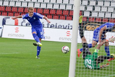 Olomoucký Jakub Plek stílí tvrtý gól do sít Varnsdorfu.
