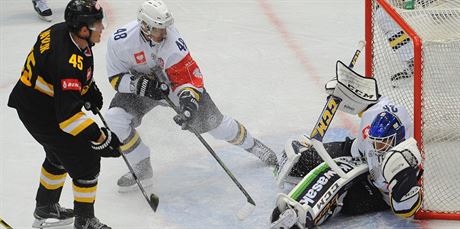 Filip Pavlk stl gl branki Kaapo Kahkonenovi z Espoo.