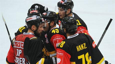 Litvínovtí hokejisté se radují z gólu Filipa Pavlíka v zápase s Espoo.