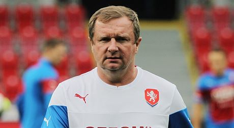 Pavel Vrba na tréninku eské fotbalové reprezentace