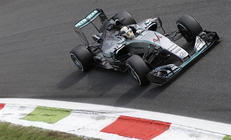 Lewis Hamilton ze stáje Mercedes bhem tréninku na Velkou cenu Itálie.