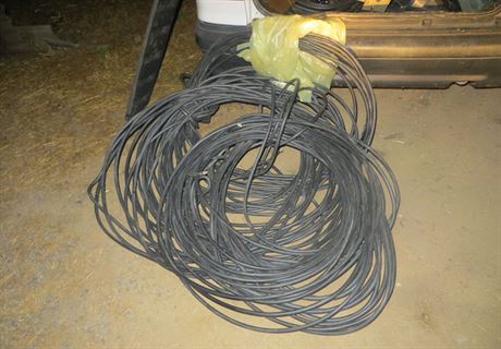 Nkolik kilometr rzných druh kabel ukradl ve Slatin dosud neznámý zlodj....