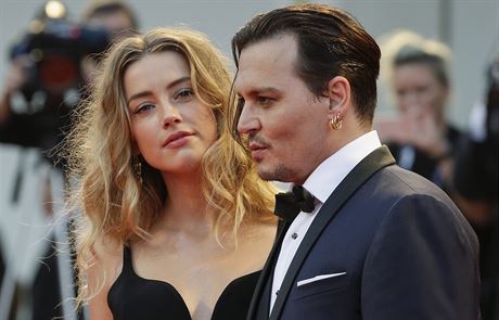 Johny Depp s Amber Heardovou v Benátkách. (2015)
