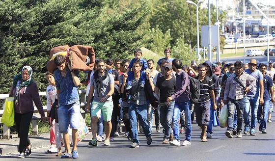 Stovky migrant vyrazily pky z Budapet do Rakouska. (4. záí 2015)