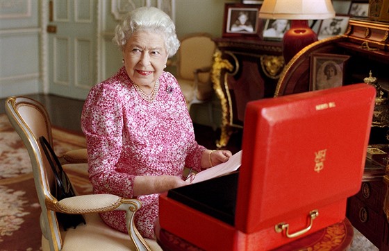 Fotka královny v jejích komnatách v Buckinghamském paláci. (9. záí 2015)