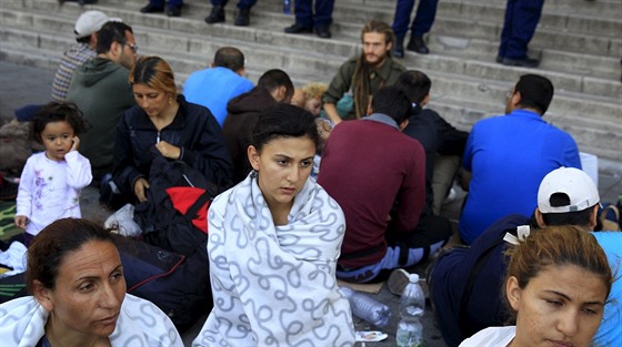 Uprchlíci ekající na hlavním vlakovém nádraí v Budapeti.