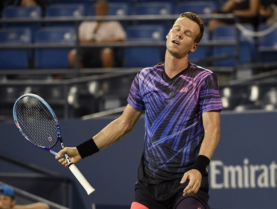 NESPOKOJENÝ. Tomá Berdych v utkání s Richardem Gasquetem.