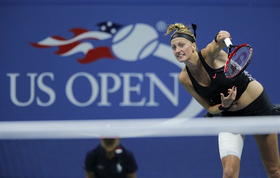 Petra Kvitová podává v utkání s Johannou Kontaovou v osmifinále US Open.