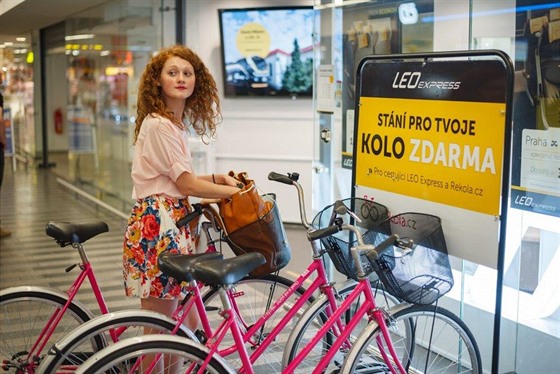Lidé si mohou růžová kola půjčit na pražském hlavním nádraží od soboty 29....