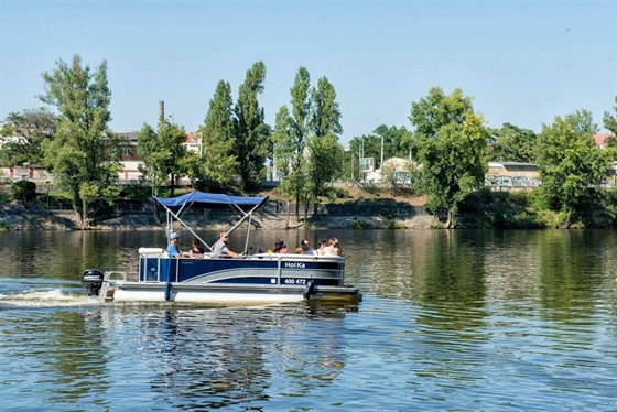 Pívoz mezi Holeovicemi, tvanicí a Karlínem brázdí Vltavu od srpna 2015