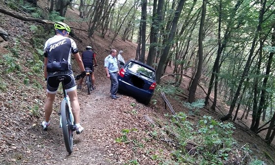 Cyklisté se nestaili divit, kdy na úzké lesní cest spatili auto (5.9.2015)